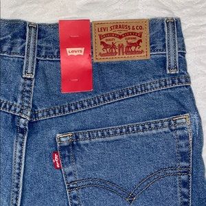 NWT Levi Mom Jeans✨